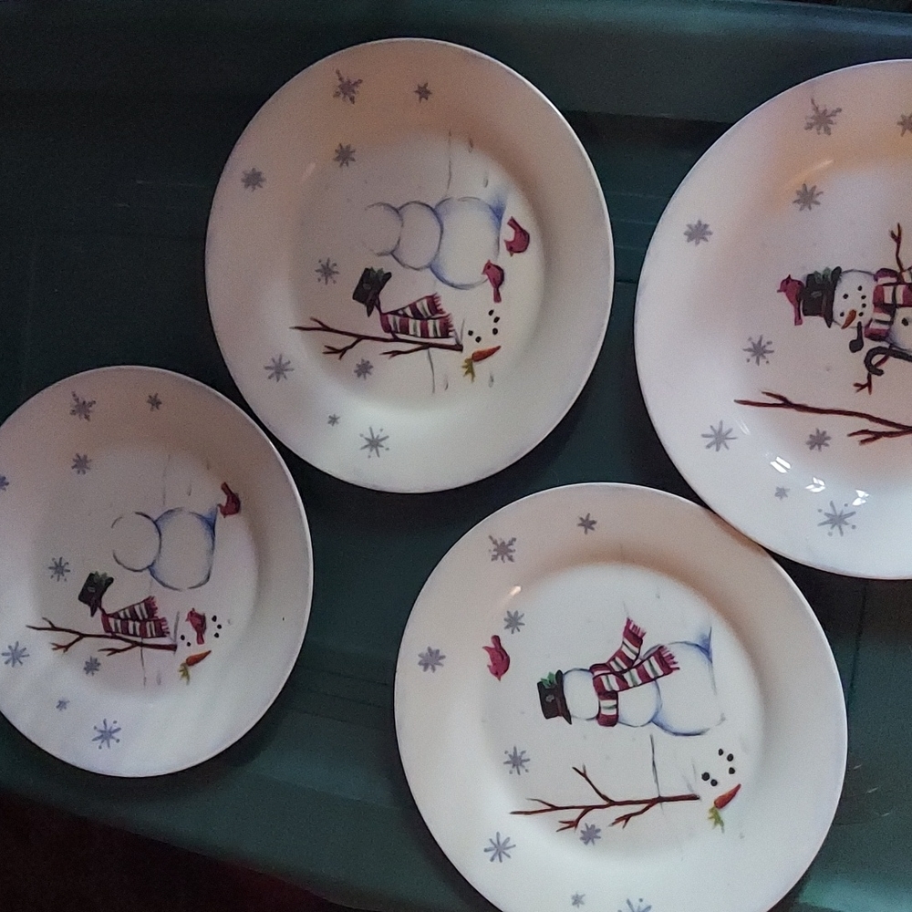 Decorative, holiday plate set.  Near perfect condition. NO LONGER AVAILABLE